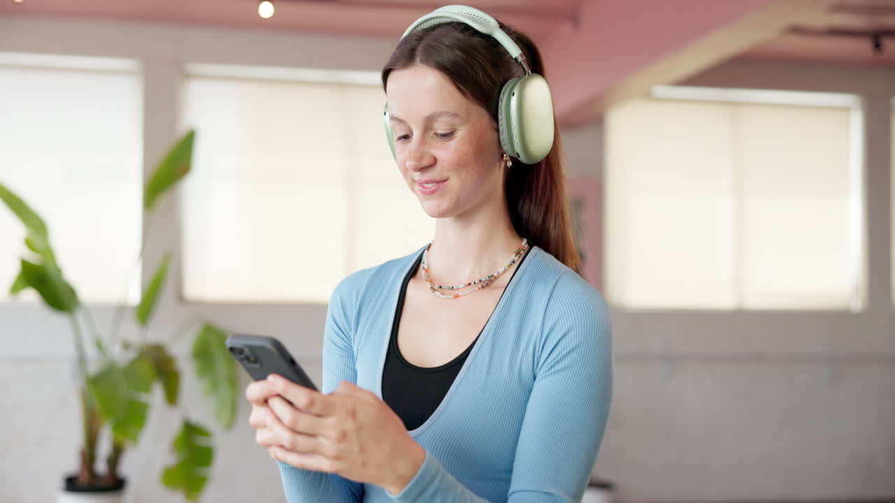 Donna che usa il telefono con le cuffie