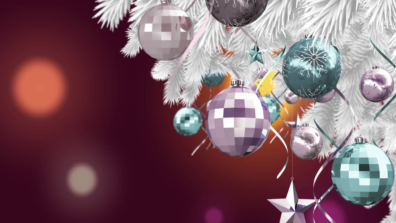 decoraciones de navidad colgando en el árbol de navidad contra manchas amarillas de luz sobre fondo rojo