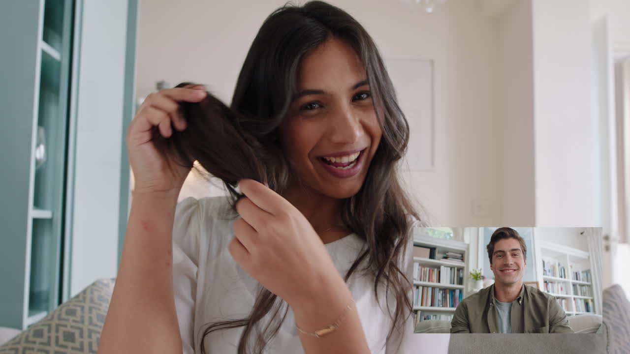 mujer de raza mixta hablando en video con su novio usando una webcam mostrando el peinado sonriendo disfrutando del chat con una aplicación de video en línea