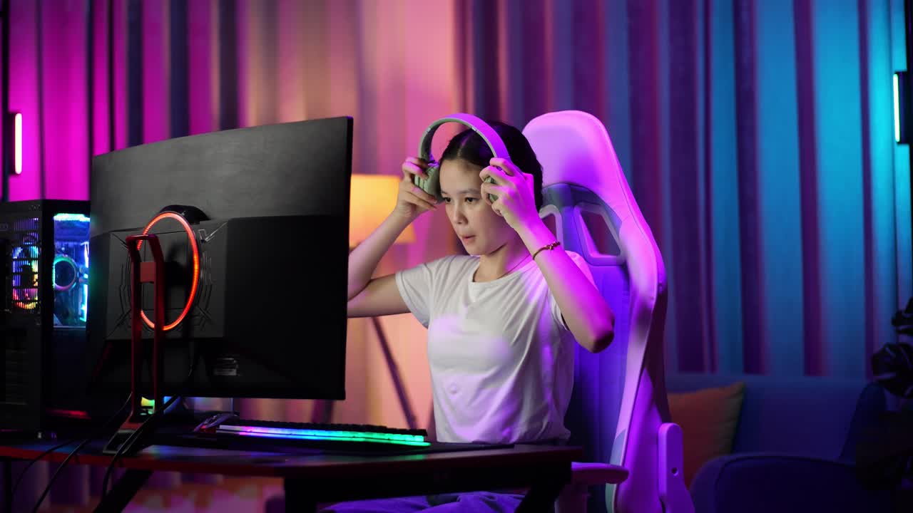 Gamer adolescente che gioca a un videogioco