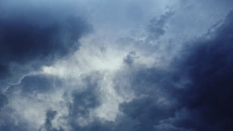 timelapse, tormenta de nubes cumulonimbus gruesas y oscuras