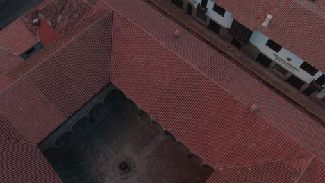 4k durante el día con una cálida luz del atardecer sobre las pequeñas calles adoquinadas y una vieja casa colonial en el centro de la ciudad de cusco, perú