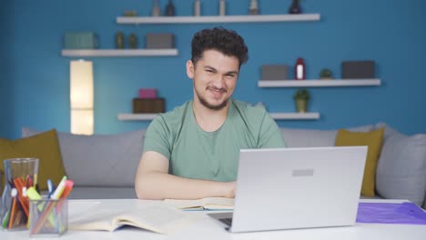 estudiante masculino mirando a la cámara con un gesto positivo y positivo.