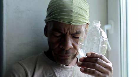 Bebiendo-Agua-En-Un-Día-Caluroso-De-Una-Botella-De-Plástico-Con-Personas-De-Fondo-Blanco-Metrajes