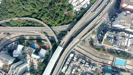 Rascacielos-Del-Centro-De-La-Ciudad-De-Hong-Kong-Y-Tráfico-Urbano,-Vista-Aérea