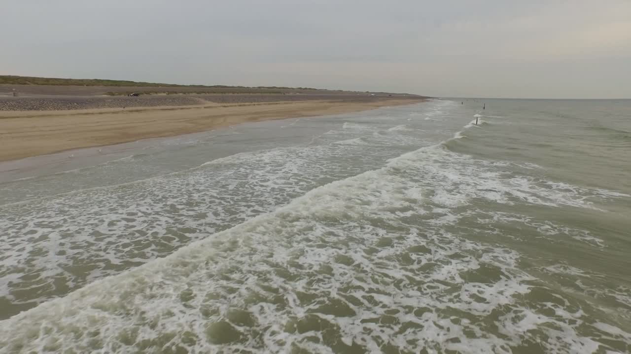 antena: un día nublado en la playa de arena entre domburg y westkapelle, países bajos