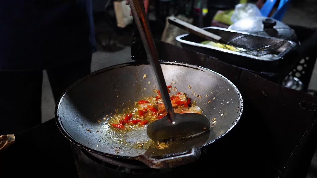 Saltare in padella gli ingredienti in un wok