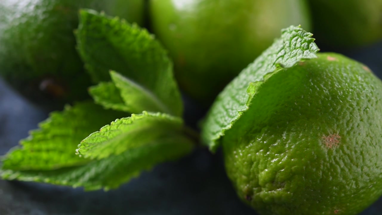 Limette fresche che ruotano su un piatto in primo piano