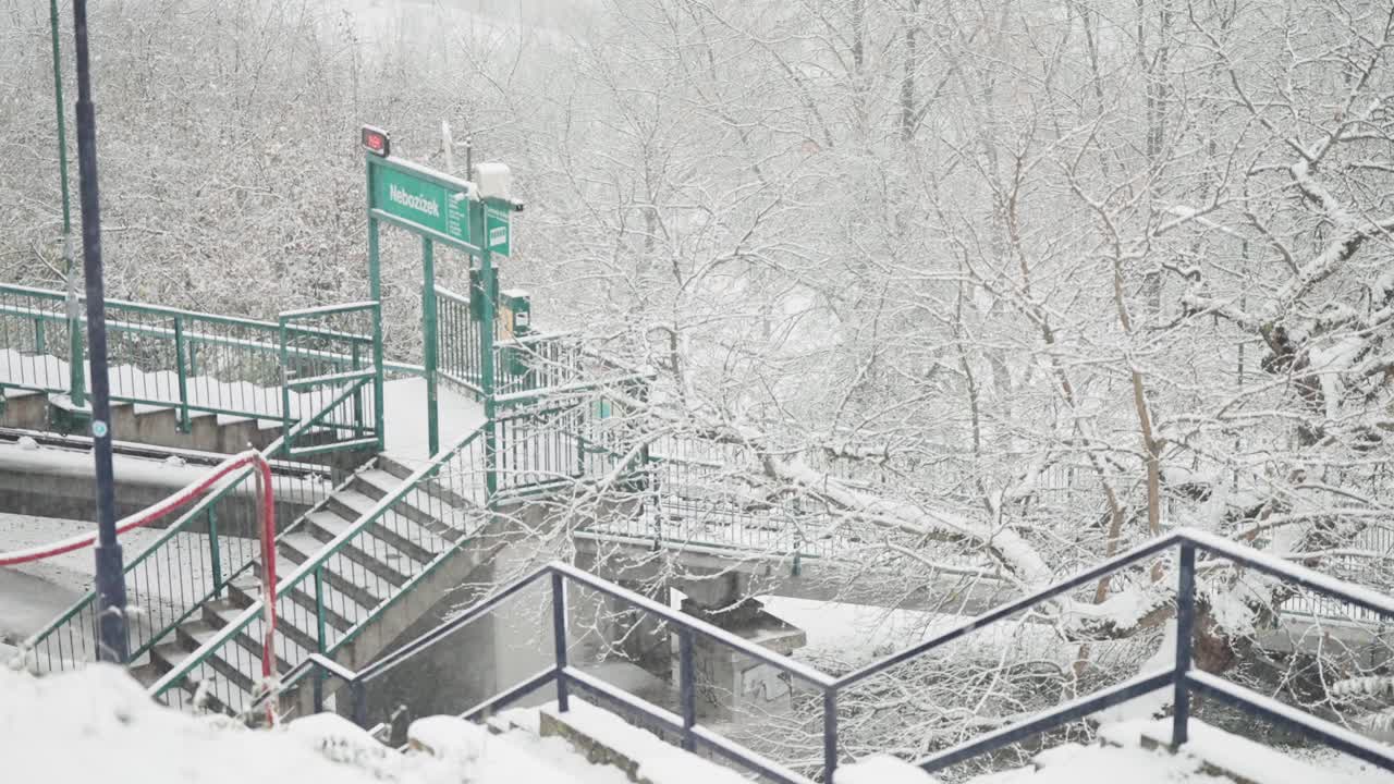 페트린 시립 공원의 네보지크 케이블카 스테이션의 플랫폼은 밝은 첫 눈으로 아름답게 먼지를 뿌려 평온하고 만적인 장면을 만니다.