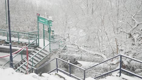 La-Plataforma-De-La-Estación-Del-Teleférico-Neboziek-En-El-Parque-De-La-Ciudad-De-Petrin-Está-Bellamente-Cubierta-Con-La-Primera-Nevada-Ligera,-Creando-Una-Escena-Serena-Y-Romántica.