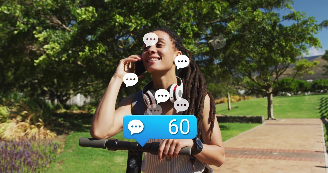 Donna in scooter nel parco che riceve notifiche di messaggi fluttuanti e monitora il coinvolgimento