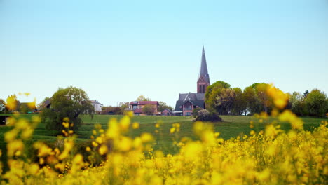 Deutsch,-Kleines-Dorf-Mit-Einer-Kleinen-Kirche