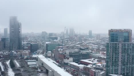 Toma-Aérea-Estable-De-Drones-De-La-Calle-Principal-De-Shoreditch,-Londres,-Cubierta-De-Nieve