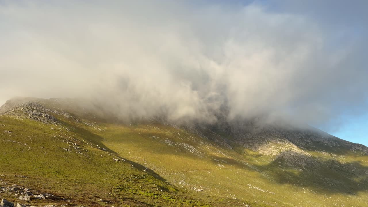 Skyer på et fjell i sensommerlys nær Cape Town, Sør-Afrika