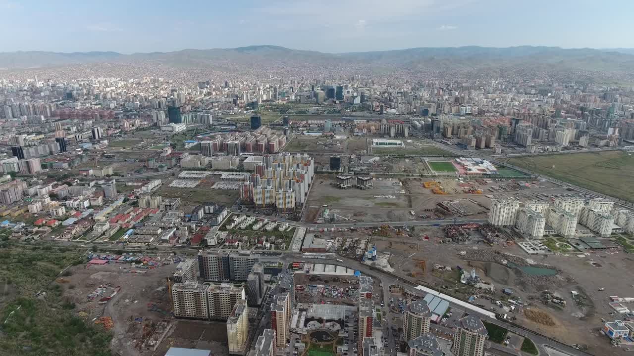 Ripresa aerea con drone di Ulaanbaatar ad alta quota in Mongolia