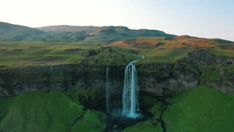 Explorando-La-Cascada-De-Seljalandsfoss:-El-Deleite-De-La-Naturaleza,-Primer-Plano,-Majestuosa-Cascada