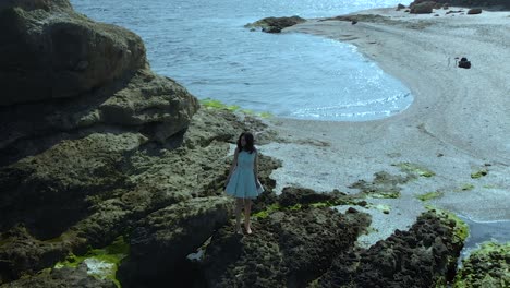 Linda-Chica-Con-Vestido-Blanco-Camina-Por-La-Playa-A-Cámara-Lenta-1