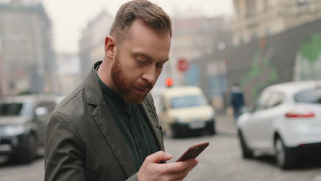 Caucasian-businessman-waiting-for-somebody,-looking-at-his-watch-and-talking-on-the-phone