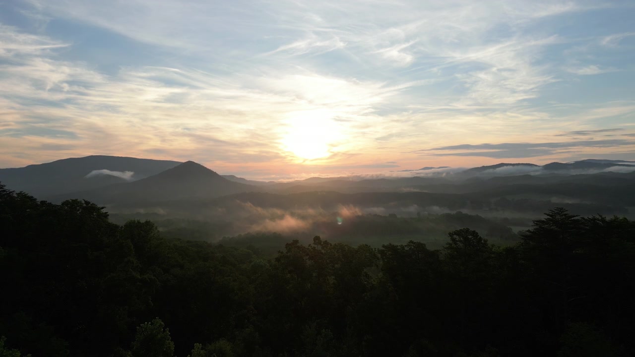 Luftfoto av soloppgang over tåkete fjellrygger og daler i Appalachene i Tennessee