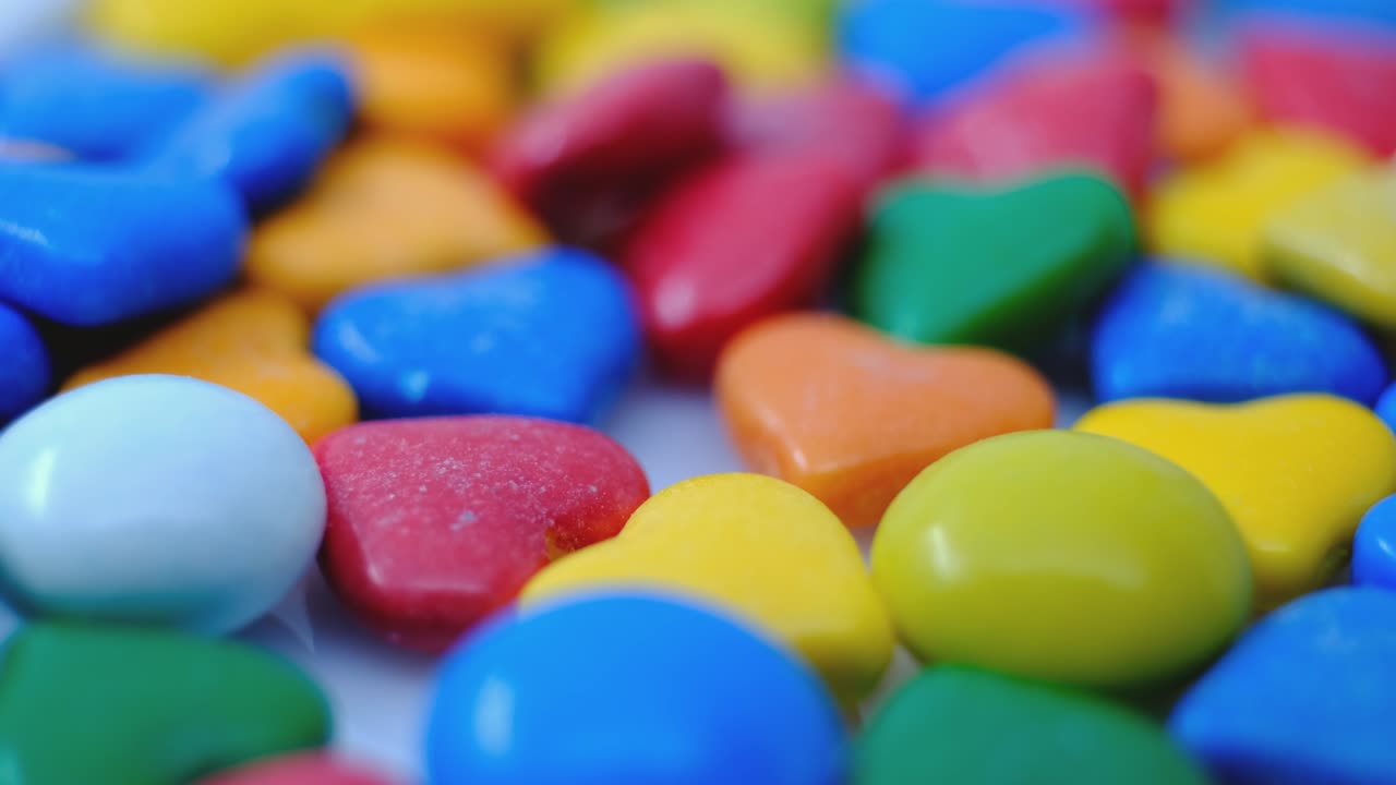 caramelos de chocolate coloridos en forma de corazón