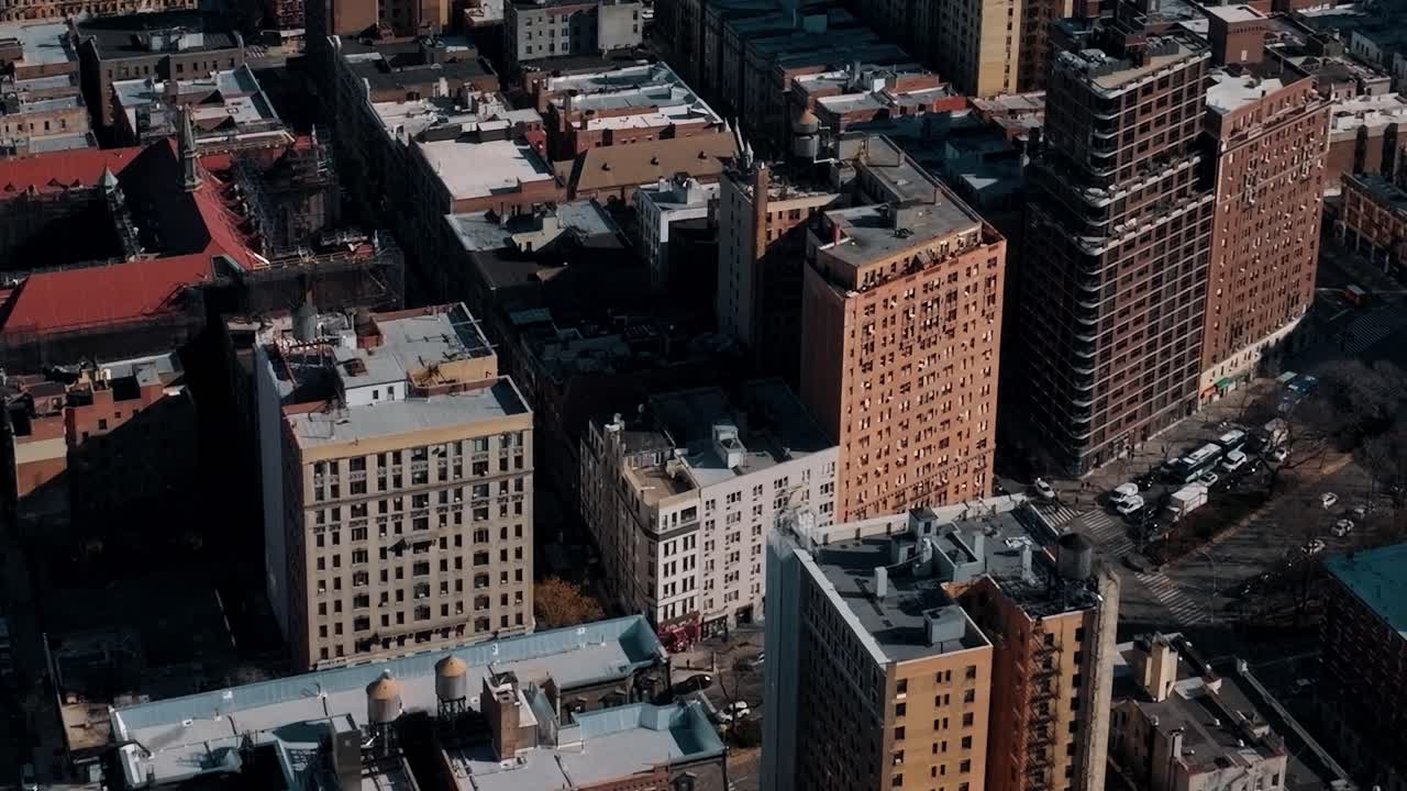 Pohledy na budovy v New Yorku z výšky za jasného dne