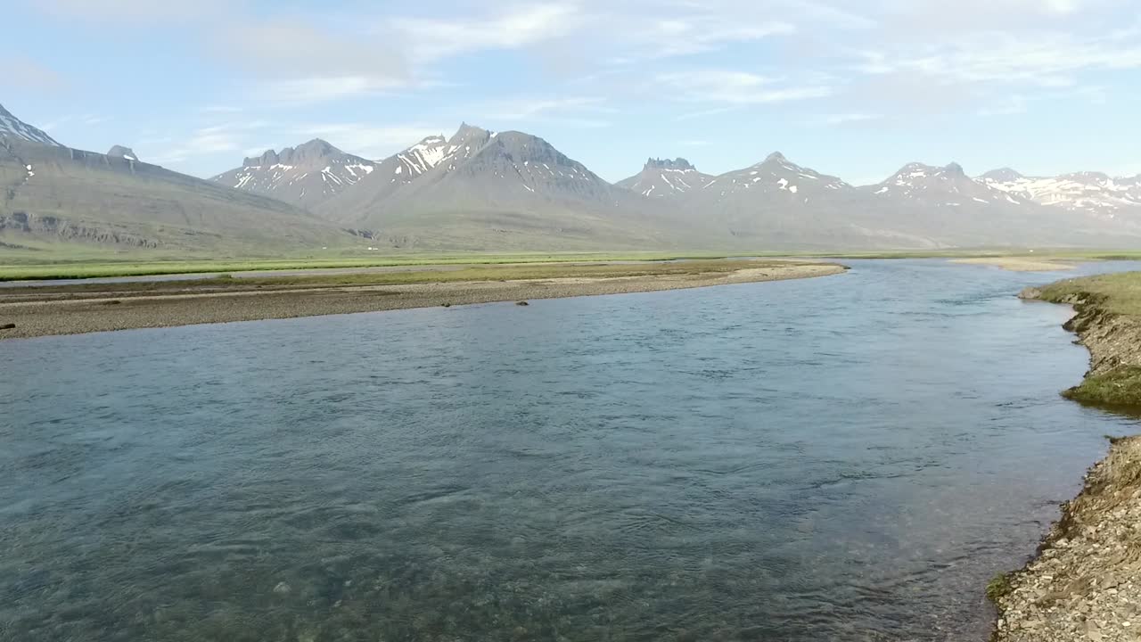 아이슬란드 북부의 작은 강