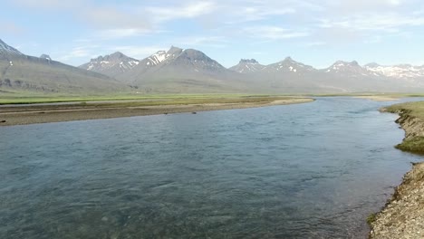 Ein-Kleiner-Fluss-Im-Norden-Islands