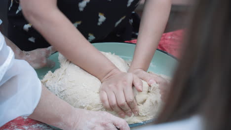 Amasar-La-Masa-Y-El-Pan-Tradicional-Involucró-A-Muchas-Mujeres