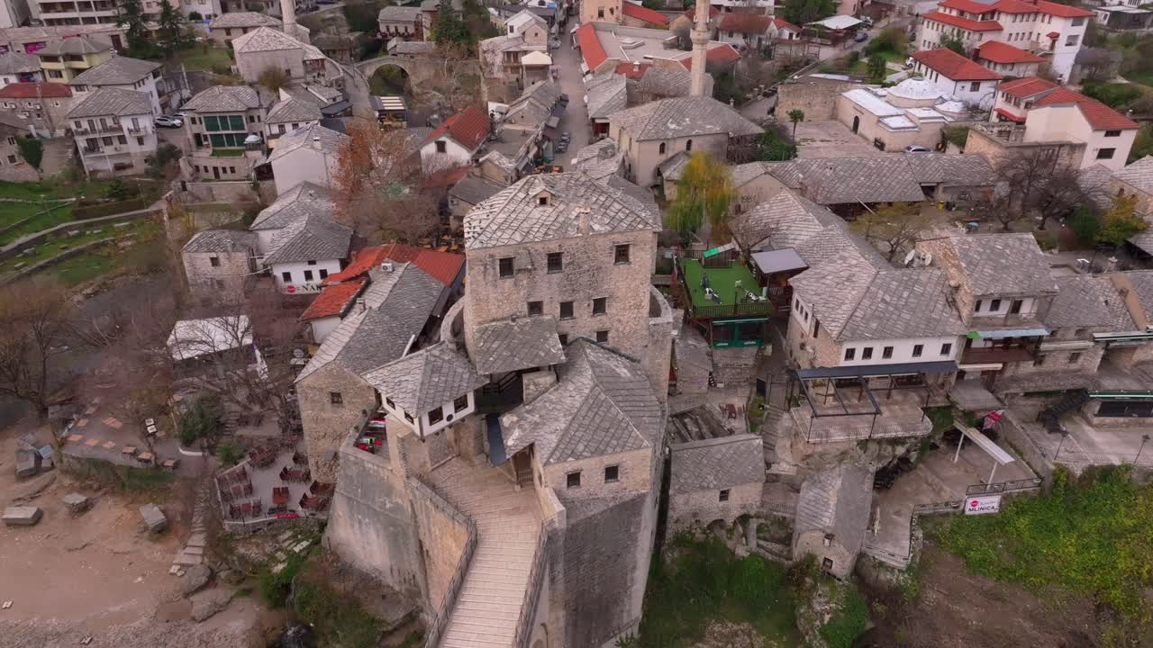 Mostar'ın gün doğumu silüetinin havadan çekimi, Bosna Hersek
