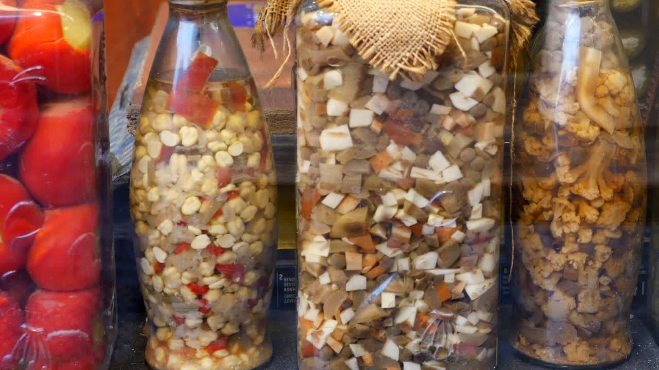 유리 항아리에 넣은 다양한 매운 채소와 보존 된 채소