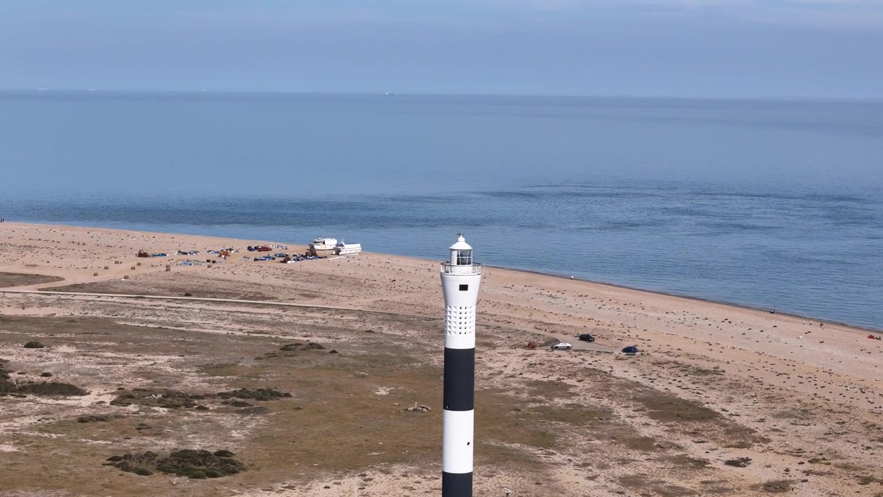 Dungeness, Kent, Royaume-Uni : Nouveau phare surplombant une plage de galets, vue aérienne par drone