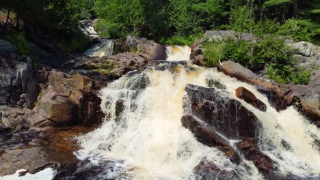 Duchesnay-Cae-En-Flujo-Rodeado-De-Exuberante-Follaje-Natural-Verde