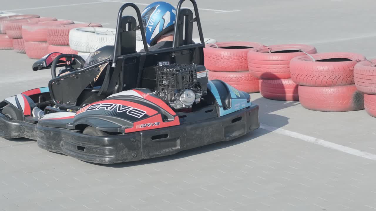 kyiv, ucrania - agosto 2021: un joven conduce un go kart en un circuito