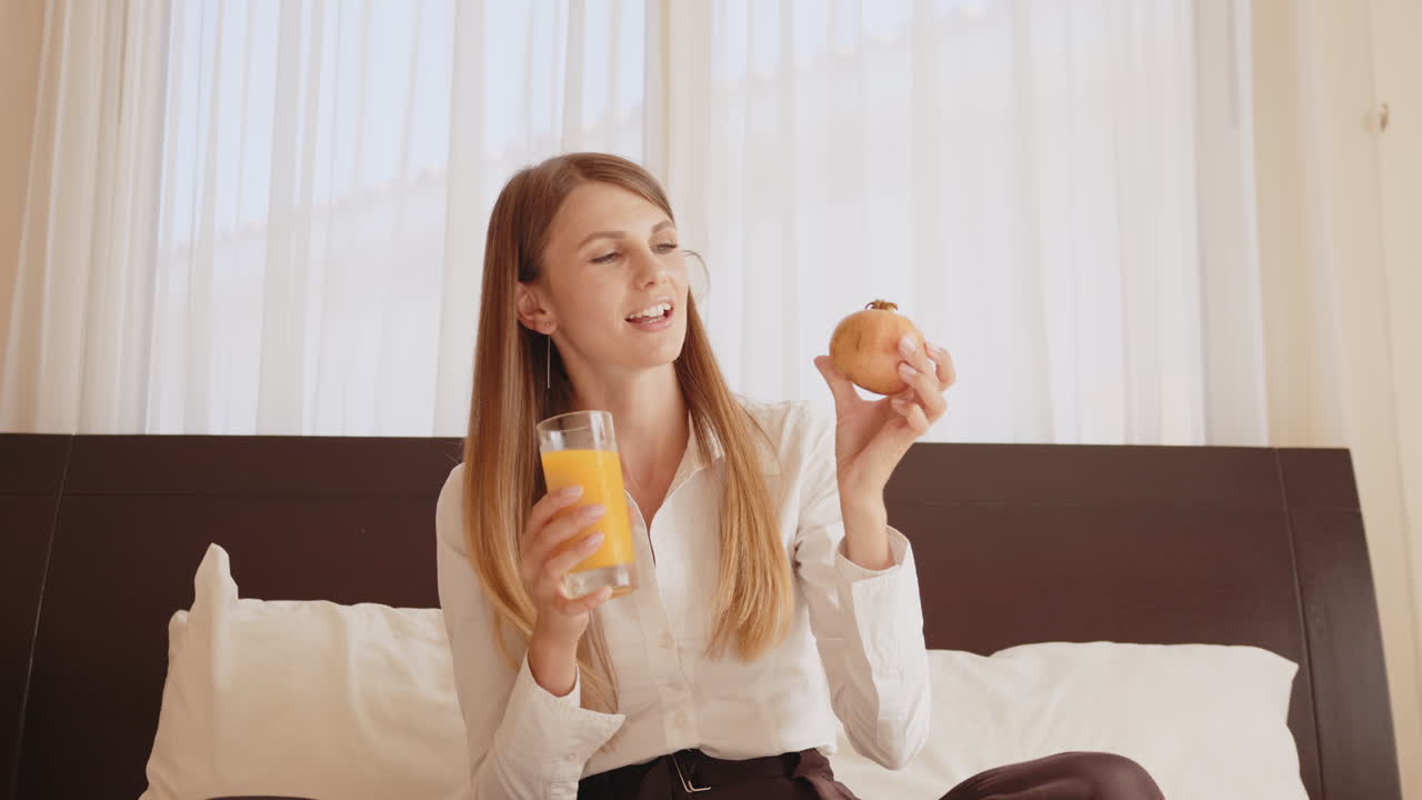mujer disfrutando del desayuno en la cama