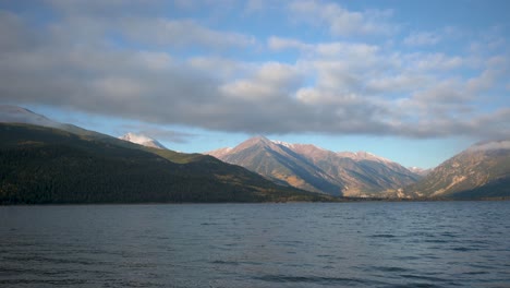 Nubes-Bajas-Sobre-Las-Montañas-Rocosas-Con-Embalse-De-Lagos-Gemelos-En-Frente-Durante-El-Día,-Estático