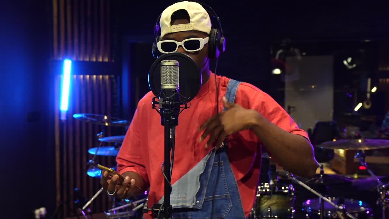 músico en el estudio de grabación