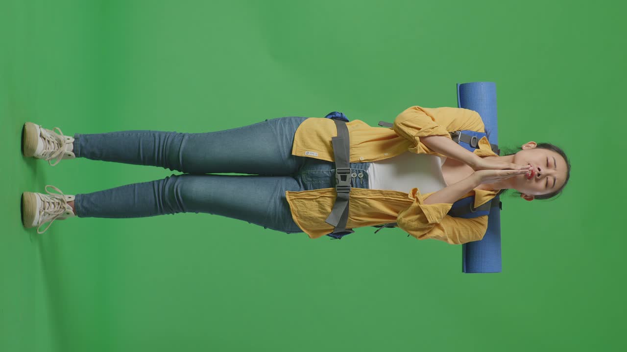 mujer con mochila y colchón de yoga - expresión preocupada