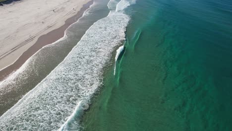 Vuela-Sobre-Las-Espumosas-Olas-Del-Mar-En-La-Playa-De-Spit-Dog-En-Queensland,-Australia