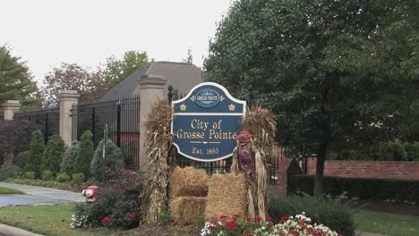 Sign-or-Shield-City-of-Grosse-Pointe,-Michigan,-USA