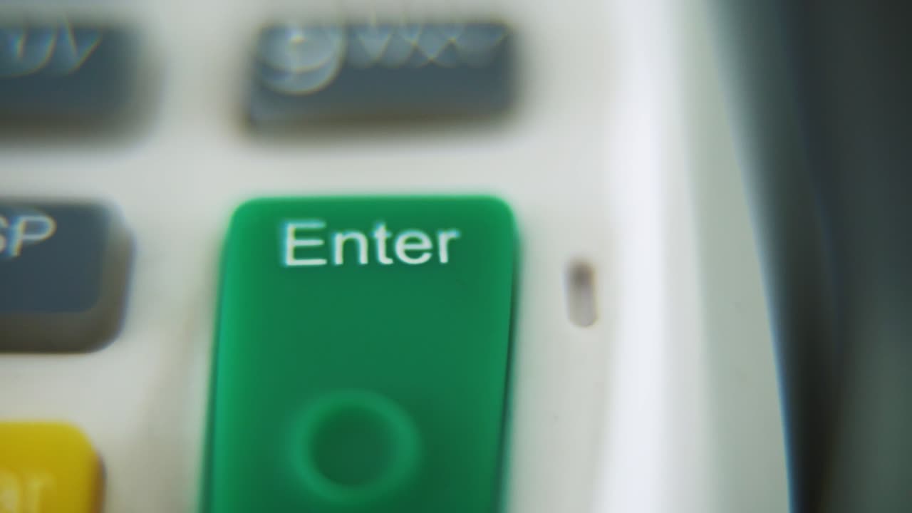 un macro close up de un pin pad números y letras en botones coloridos, deslizamiento suave movimiento a la izquierda, video full hd, super cámara lenta, profundidad de campo borrosa