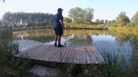 Turista-Caucásico-Toma-Una-Foto-De-La-Hermosa-Laguna-En-Los-Humedales-De-Hanshiqiao,-Beijing,-China