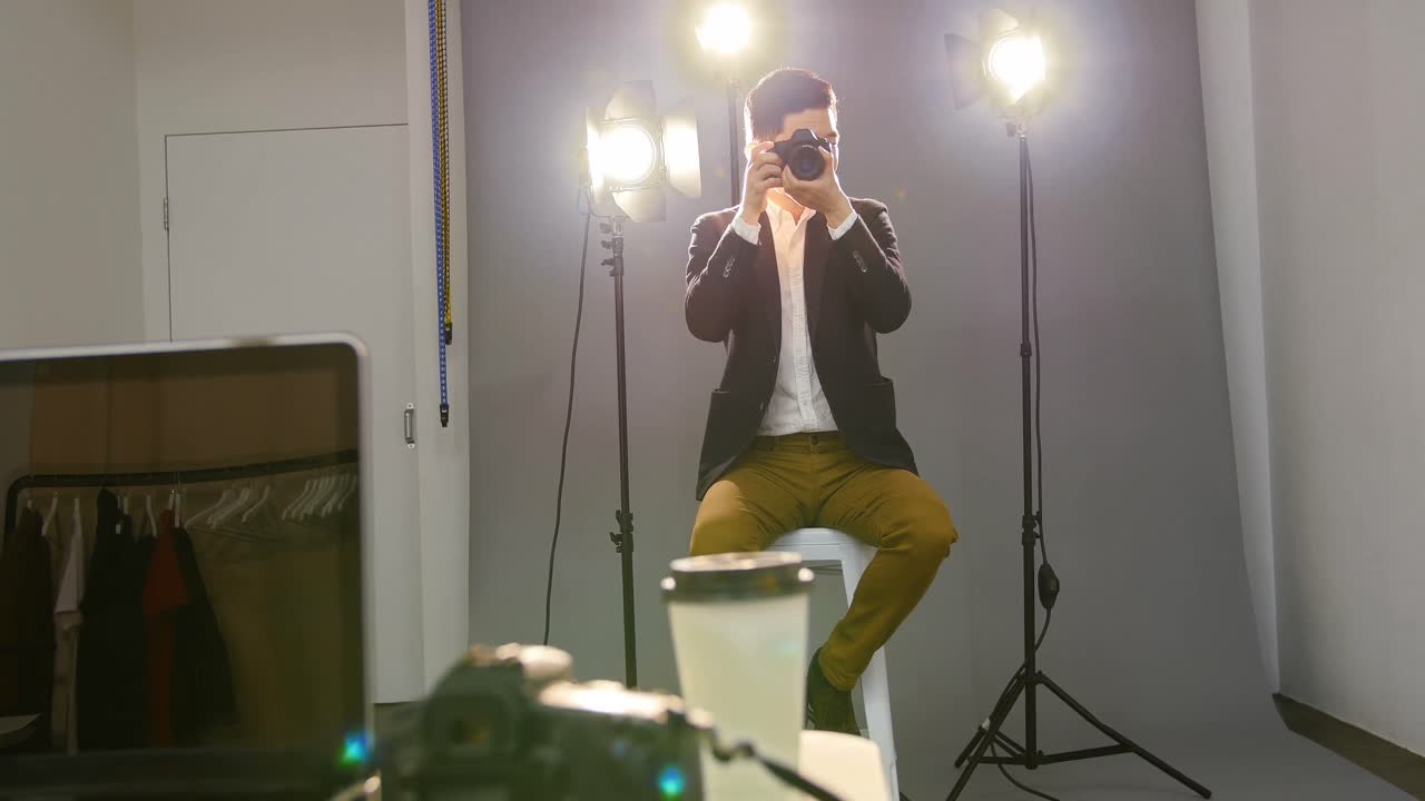 fotógrafo masculino revisando las fotos capturadas en su cámara digital