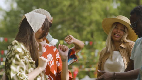 amigos en un festival de música al aire libre