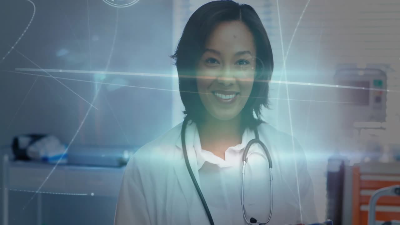Profissional médica sorrindo enquanto manuseia a prancheta com sobreposição de dados, indicando um diagnóstico