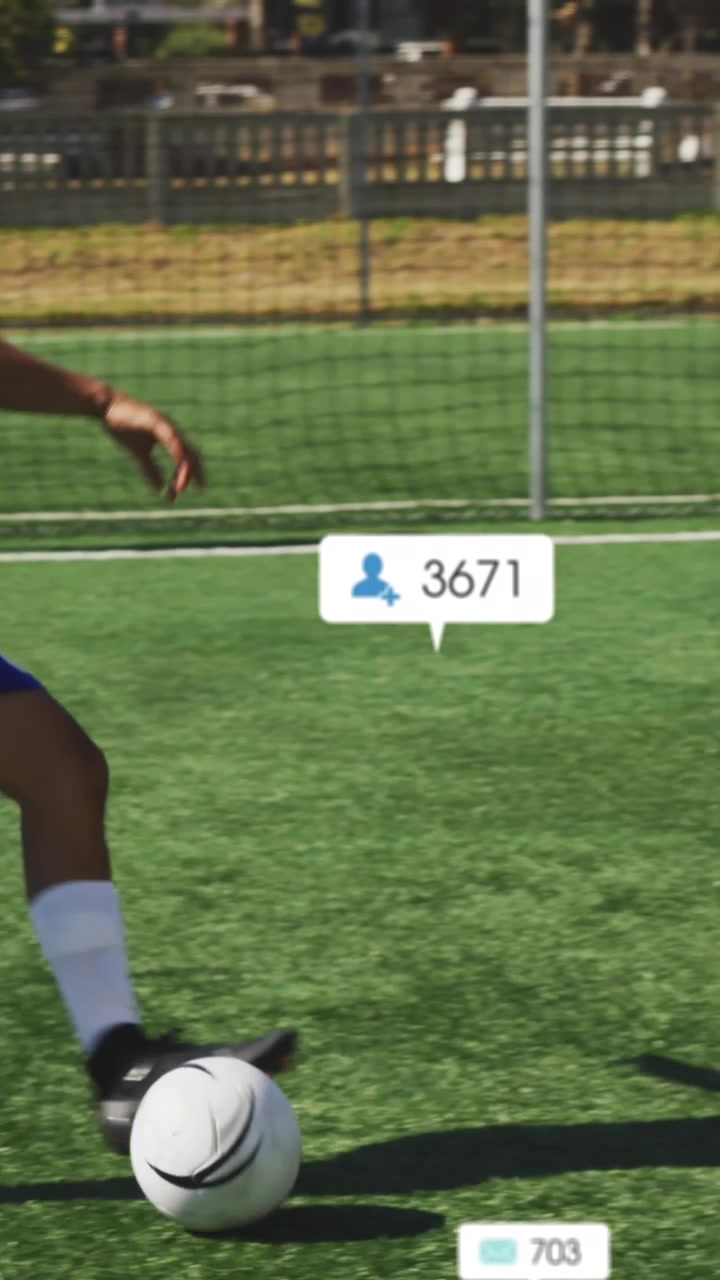 Animação de ícones de redes sociais sobre jogador de futebol masculino praticando em campo esportivo.