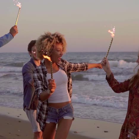 jovens com velas de fonte na praia