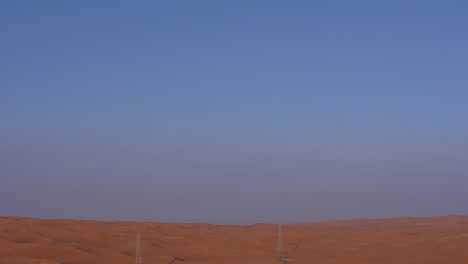 imágenes de drones en 4k, vista aérea de la meseta de rocas fósiles en el desierto de mleiha con ondas de arena, paisaje geológico de la esfinge en las dunas de arena del desierto en los emiratos árabes unidos, videos de drones