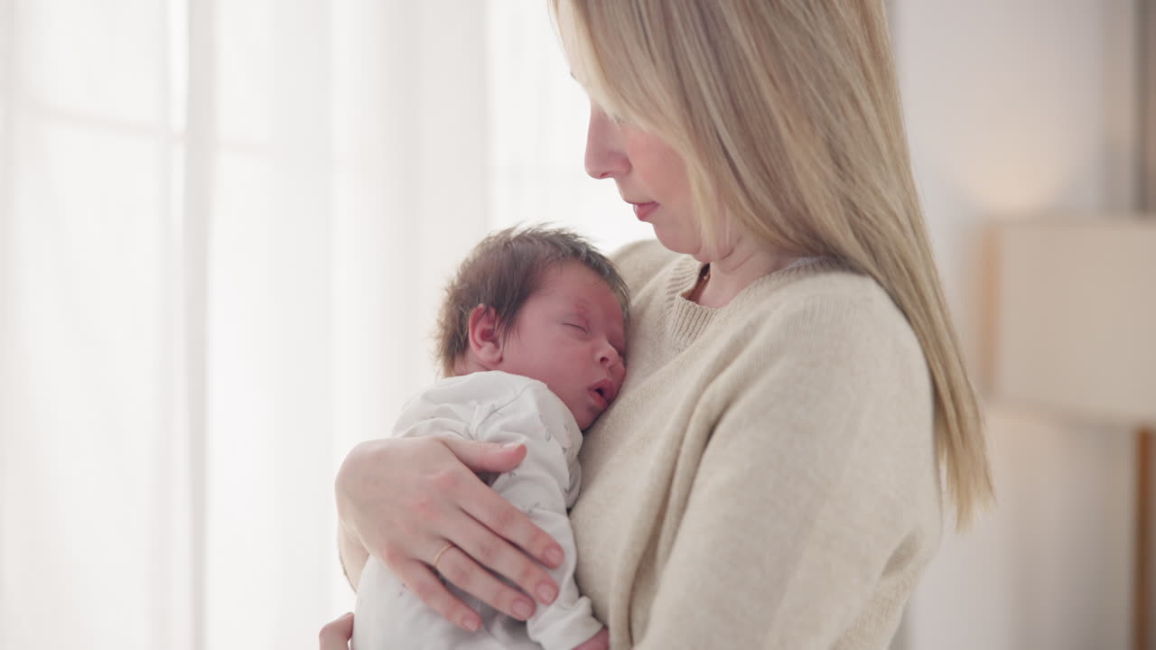 가족, 사랑, 그리고 아기가 잠을 자고 있는 어머니