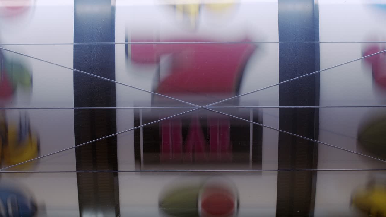 máquina tragamonedas en un primer plano de los símbolos estacionarios en una rotación sin parar