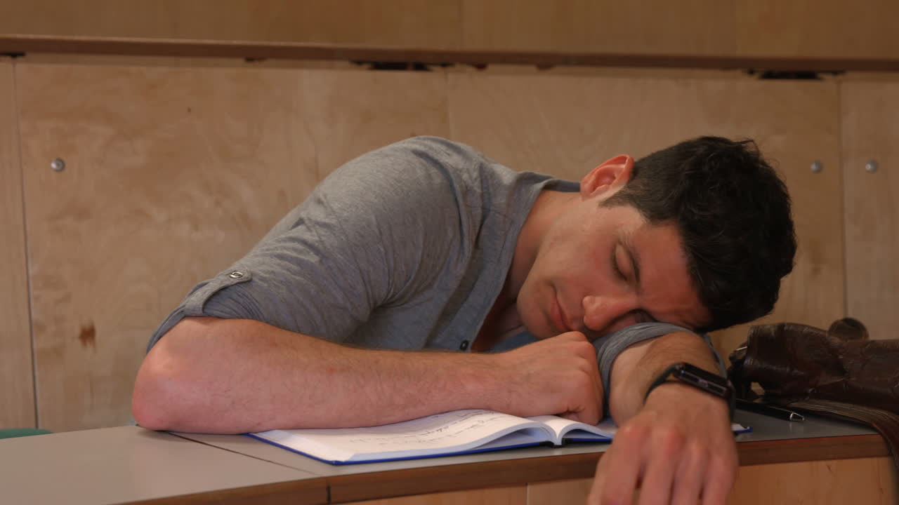 estudiante tomando notas en la conferencia